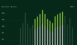 Mulher sorrindo com um celular nas mãos