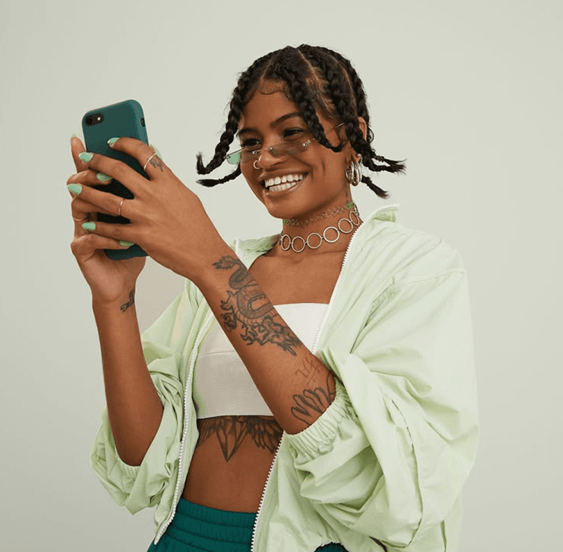 Mulher sorrindo olhando para cima